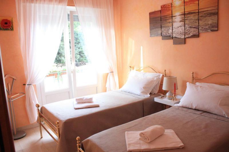 Apartment At Colosseo With Terrace Overlooking The Garden By Lyon Roma Eksteriør bilde